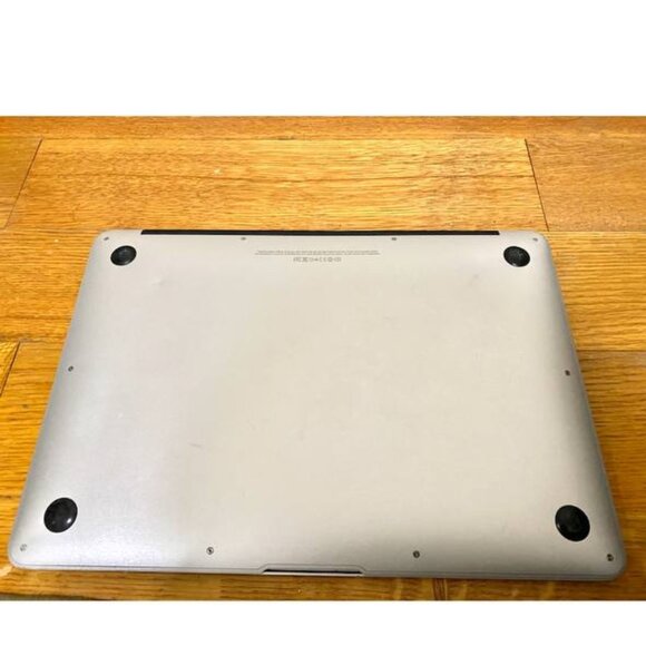 Macbook Air 13.3" Laptop - Intel Core i5 with 4GB Memory - 128GB SSD - Silver - Picture 5 of 10